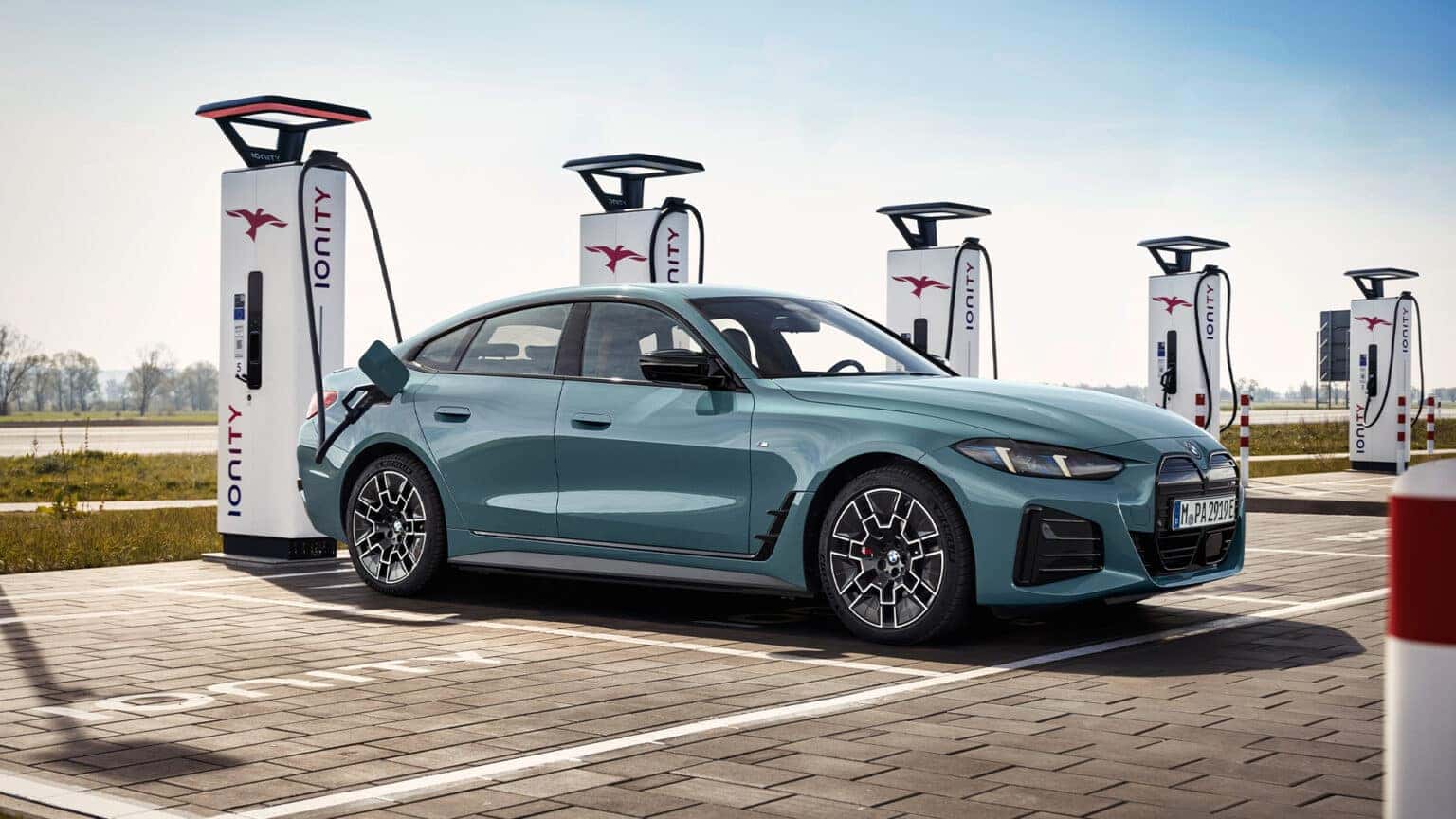 The BMW i4: 2025 Canadian Electric Car of the Year | BMW Toronto