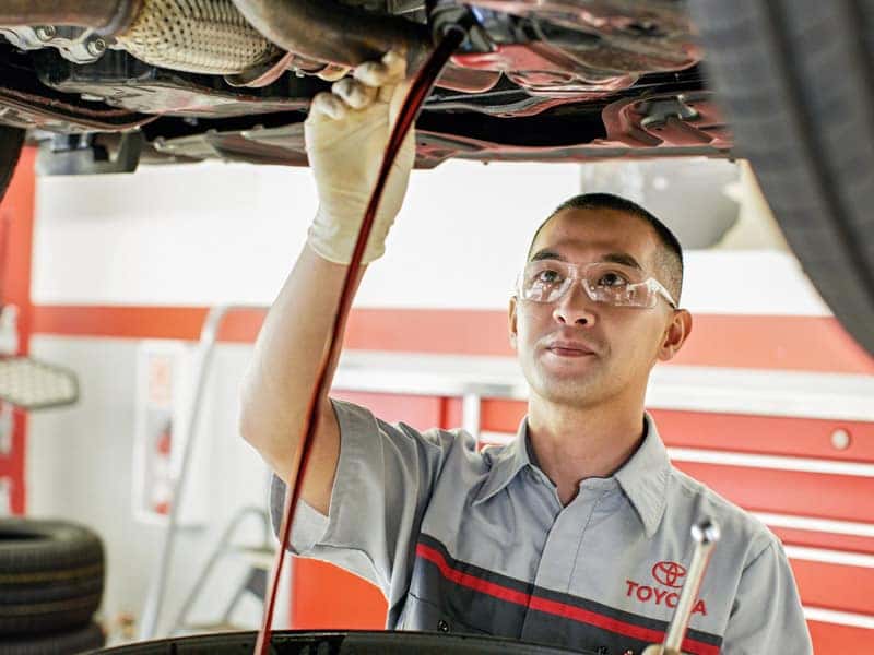 How to Identify When your Toyota needs an Oil Change Service